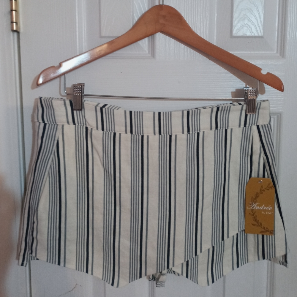 Andree by Unit NWT striped skort